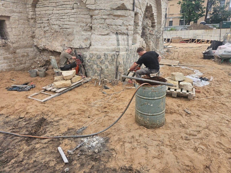 Вокруг церкви Николы со Усохи в Пскове прокладывают кабель наружного освещения Вокруг церкви Николы со Усохи в Пскове прокладывают кабель наружного освещения