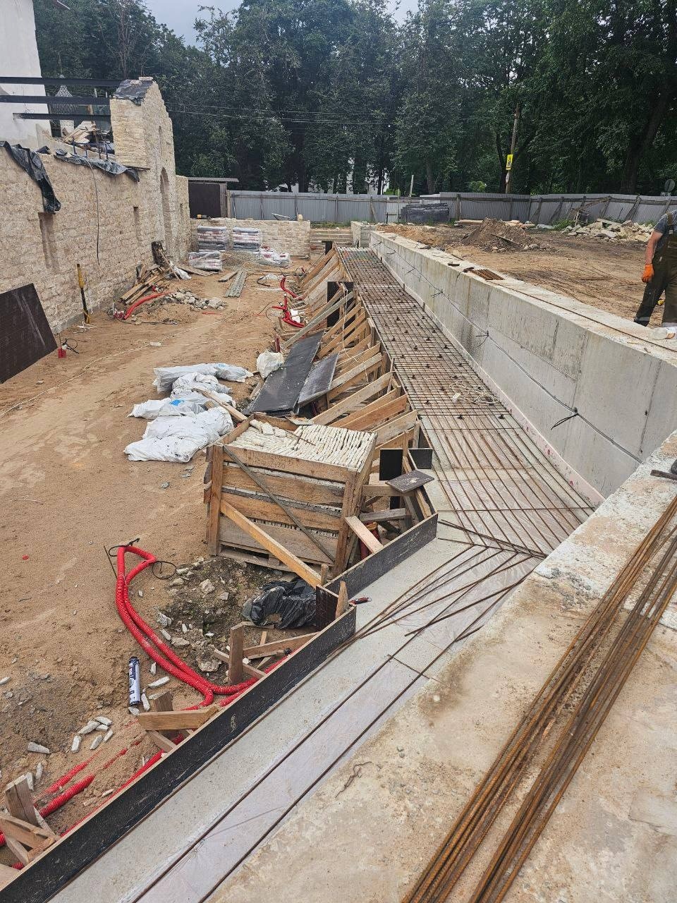 Вокруг церкви Николы со Усохи в Пскове прокладывают кабель наружного освещения Вокруг церкви Николы со Усохи в Пскове прокладывают кабель наружного освещения