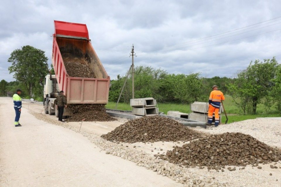 В Себежской деревне Сутоки капитально ремонтируют дорогу