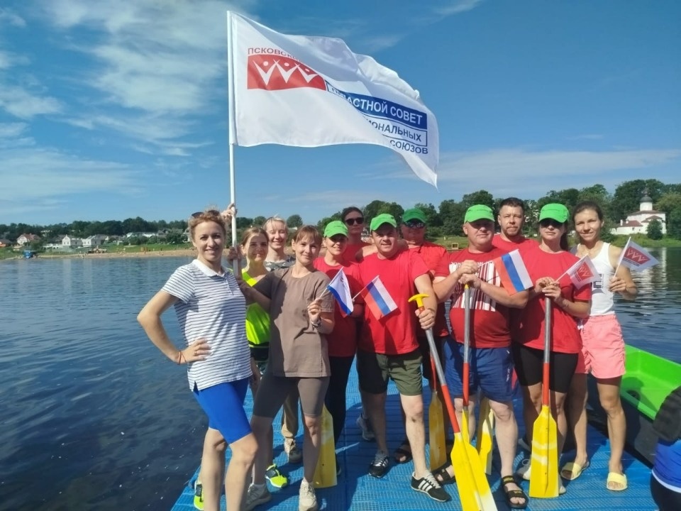 Псковские профсоюзы устроили заплыв на лодках «Дракон» в День города Псковские профсоюзы устроили заплыв на лодках «Дракон» в День города