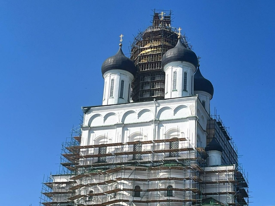 Завершаются отделочные работы внутри Серафимовского придела в Троицком соборе