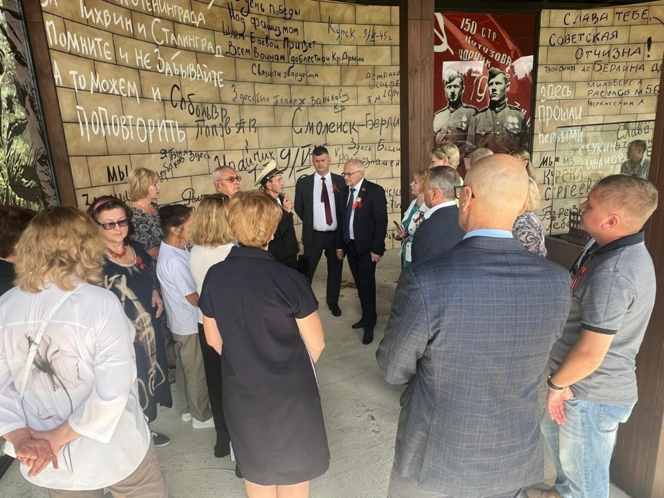 Делегации профсоюзов из четырех регионов России и Белоруссии почтили героев в Идрице