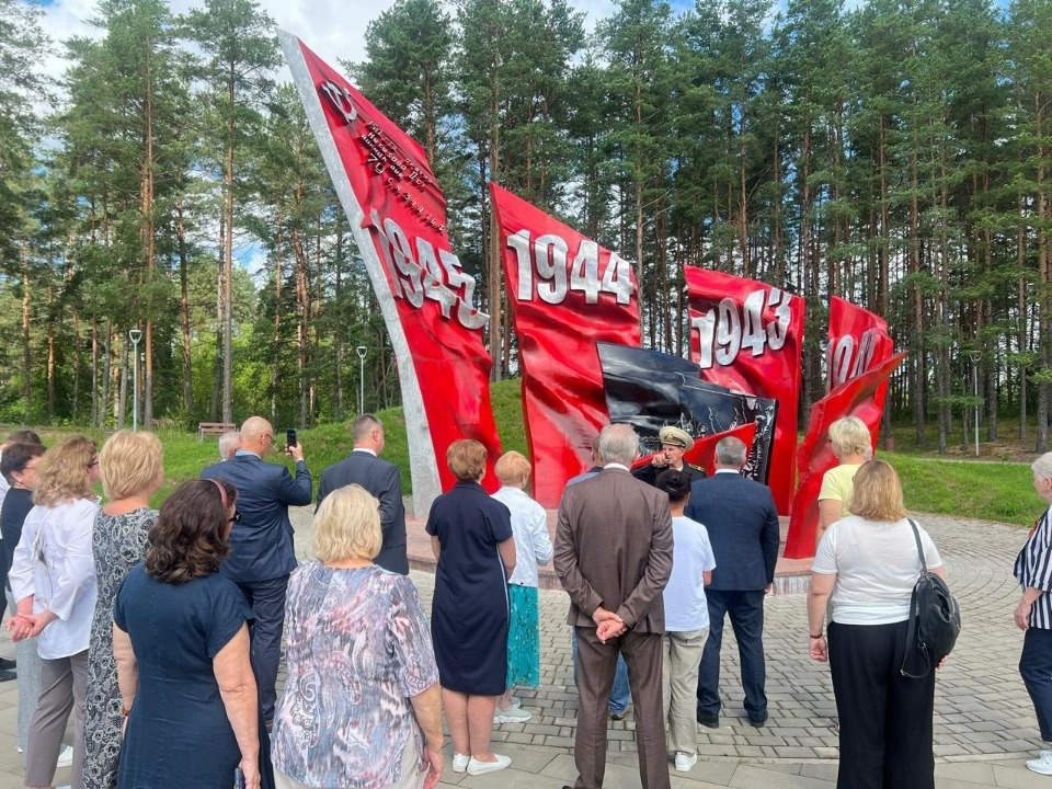 Делегации профсоюзов из четырех регионов России и Белоруссии почтили героев в Идрице