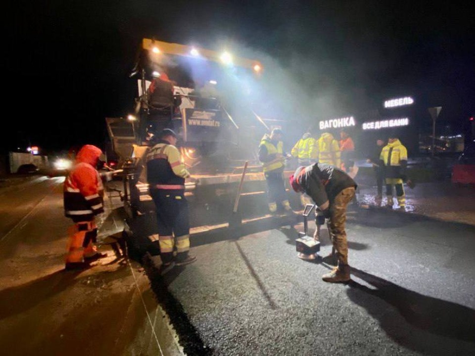 Стартовала укладка нижнего слоя асфальта на улице Максима Горького в Пскове Стартовала укладка нижнего слоя асфальта на улице Максима Горького в Пскове