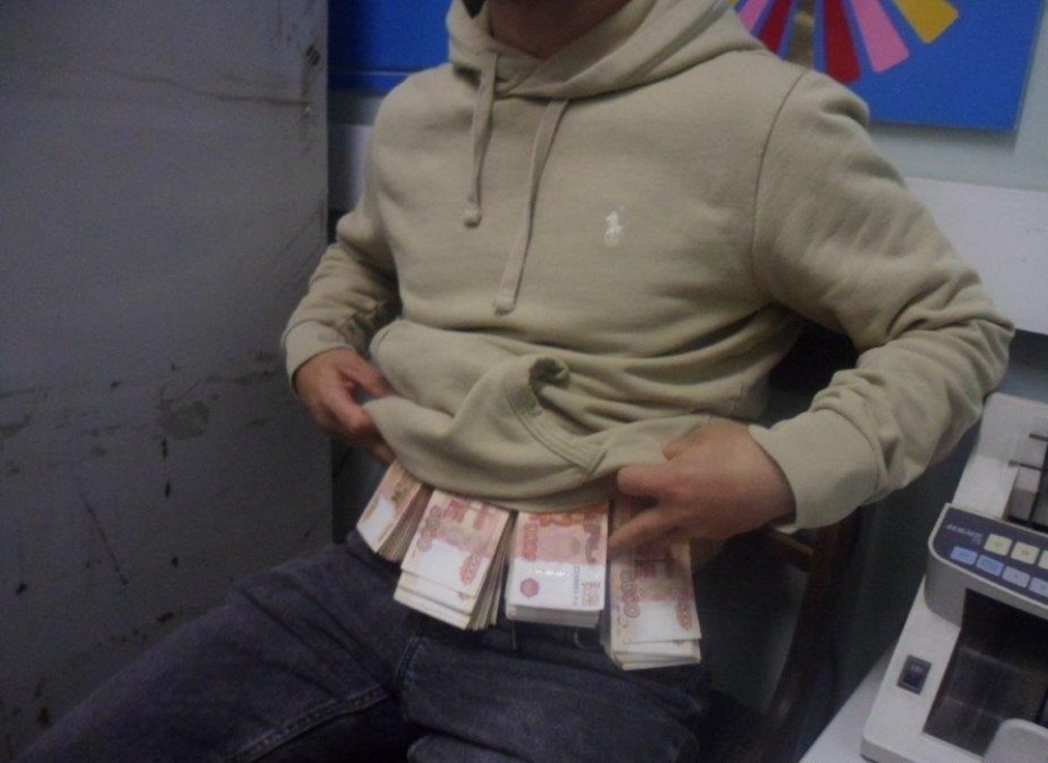 Контрабандист пытался вывезти почти 3 млн рублей из России через Псковскую область 