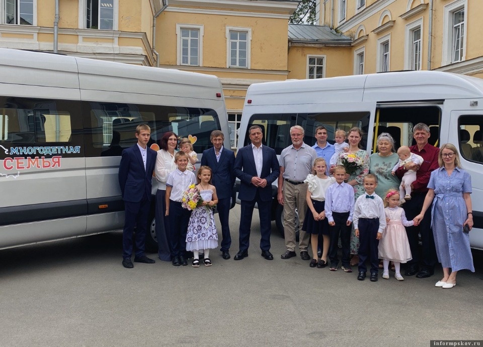 Двум псковским многодетным семьям вручили ключи от новых автомобилей