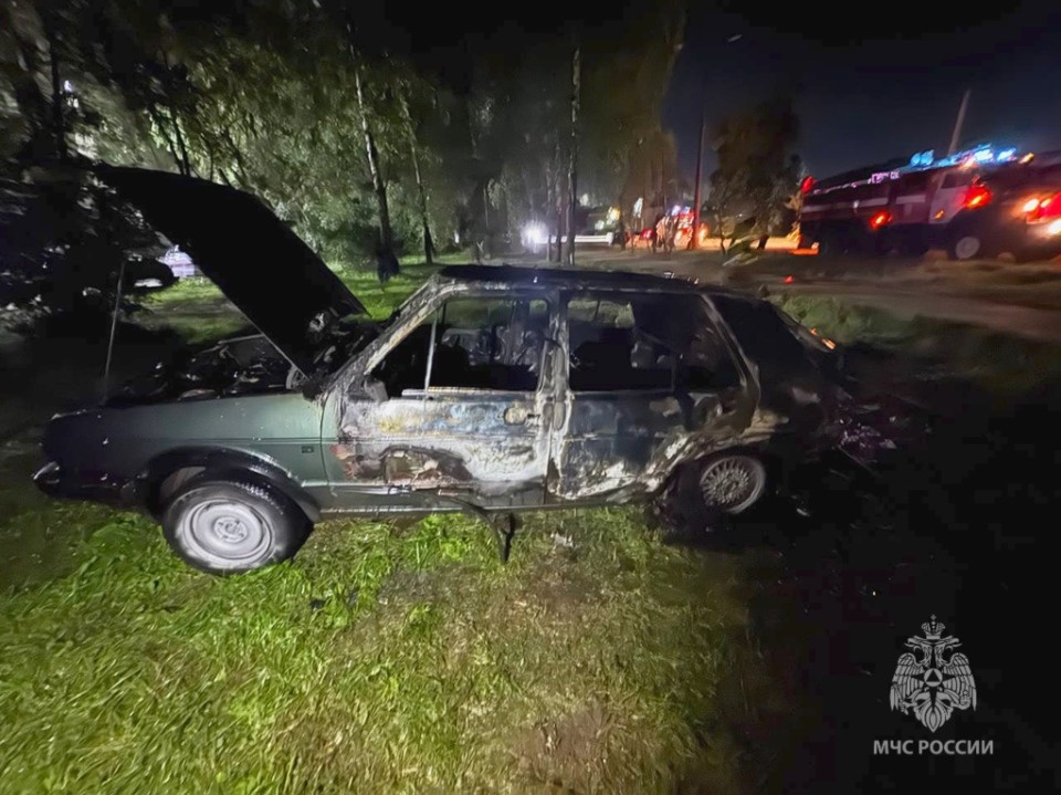 Автомобиль выгорел изнутри в Великих Луках