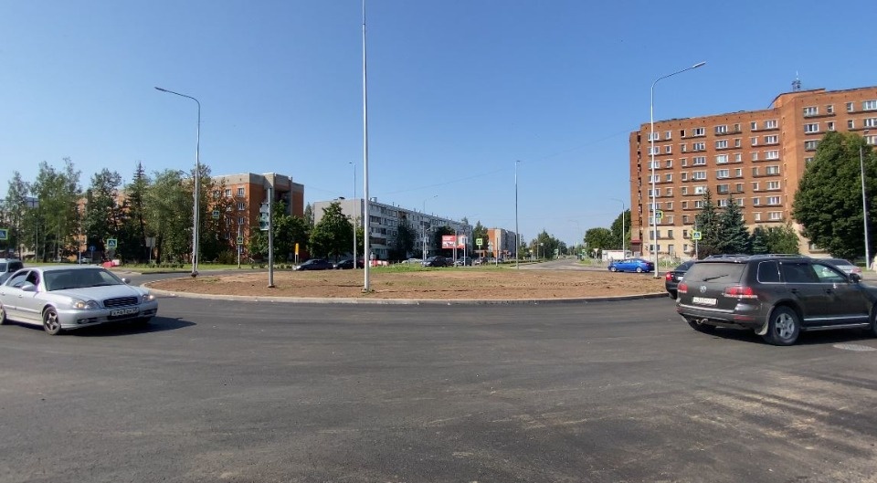 Новый асфальт уложили на круговом перекрёстке улиц Инженерная и Индустриальная в Пскове 
