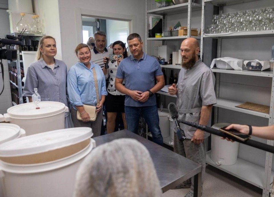 Михаил Ведерников посетил сельхозкооператив «Маяк» в Палкинском округе