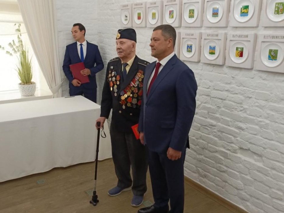 Михаил Ведерников вручил паспорт выдворенному из Латвии 98-летнему ветерану