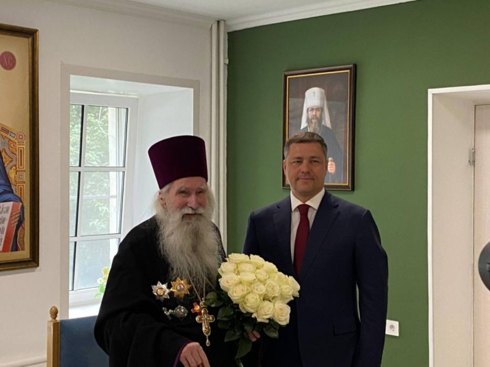 Губернатор Псковской области вручил протоиерею Олегу Тэору орден Дружбы