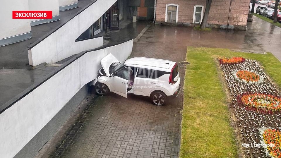 Автомобиль врезался в здание филармонии в Пскове Автомобиль врезался в здание филармонии в Пскове