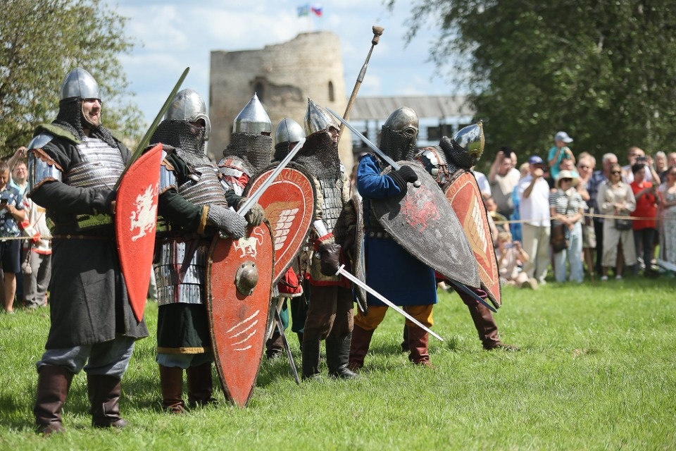 Более 2,5 тысяч человек посетили фестиваль «Железный град» в Изборске Более 2,5 тысяч человек посетили фестиваль «Железный град» в Изборске