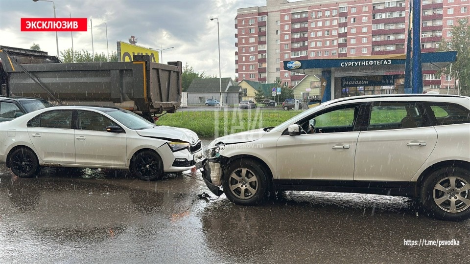 Двух человек госпитализировали в результате тройного ДТП в Великих Луках