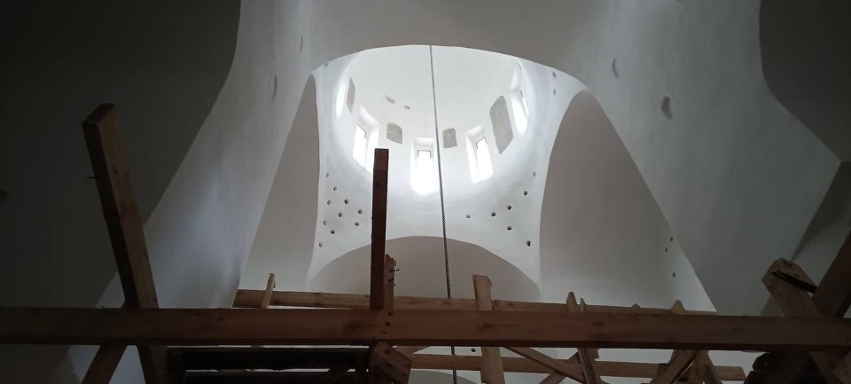 Реставраторы штукатурят стены южного придела церкви Николы со Усохи в Пскове