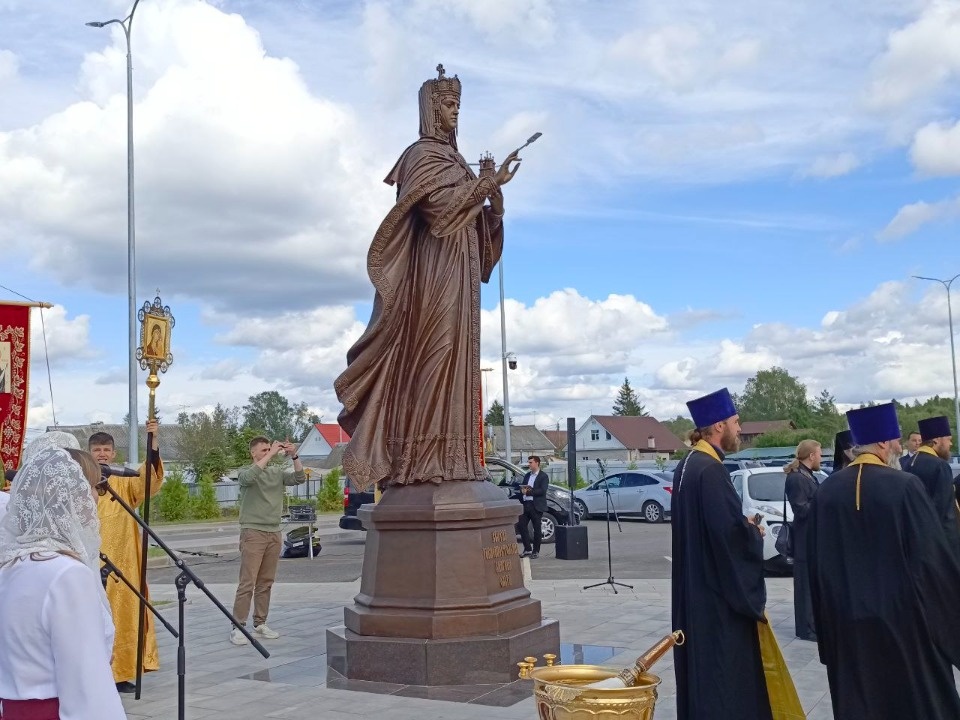 На площади у аэропорта Пскова открыли памятник княгине Ольге На площади у аэропорта Пскова открыли памятник княгине Ольге