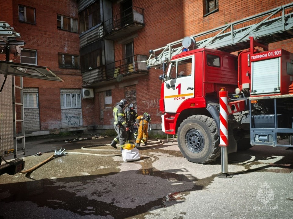 15 человек эвакуировали из девятиэтажки в Пскове из-за пожара 15 человек эвакуировали из девятиэтажки в Пскове из-за пожара