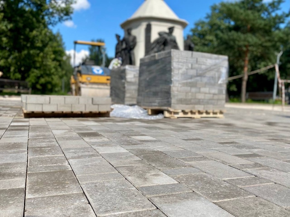 Сквер Пограничников в Пскове продолжают благоустраивать