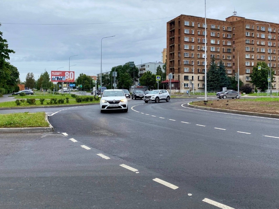 Почти на месяц раньше срока обновили круговой перекресток улиц Инженерной-Индустриальной в Пскове