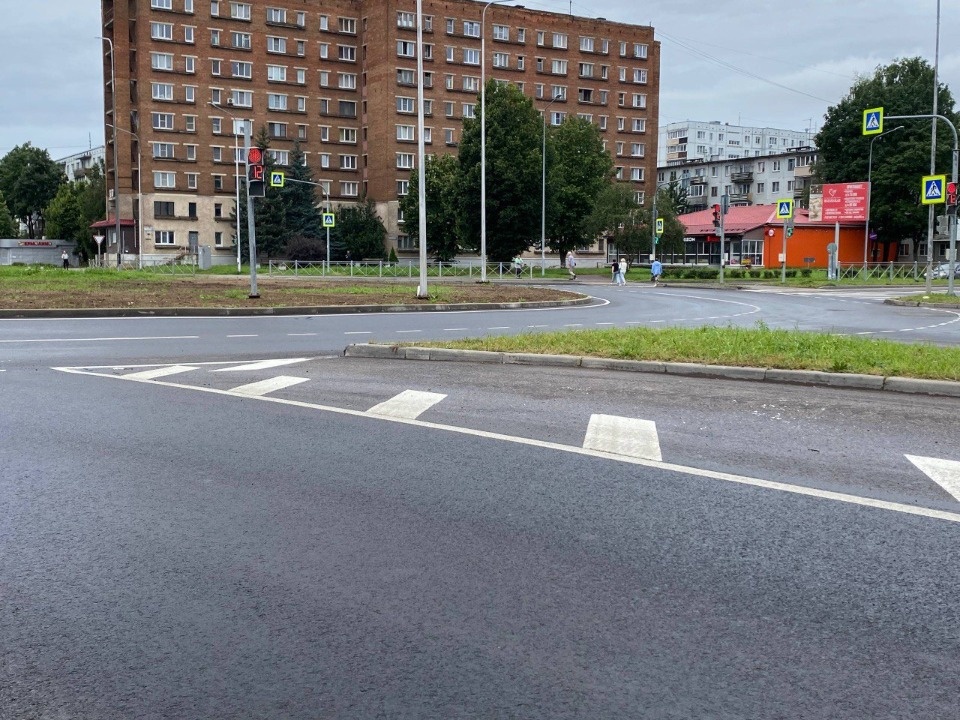 Почти на месяц раньше срока обновили круговой перекресток улиц Инженерной-Индустриальной в Пскове
