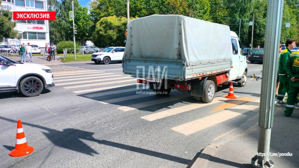 Ребенка на самокате госпитализировали после наезда автомобиля в Пскове Ребенка на самокате госпитализировали после наезда автомобиля в Пскове