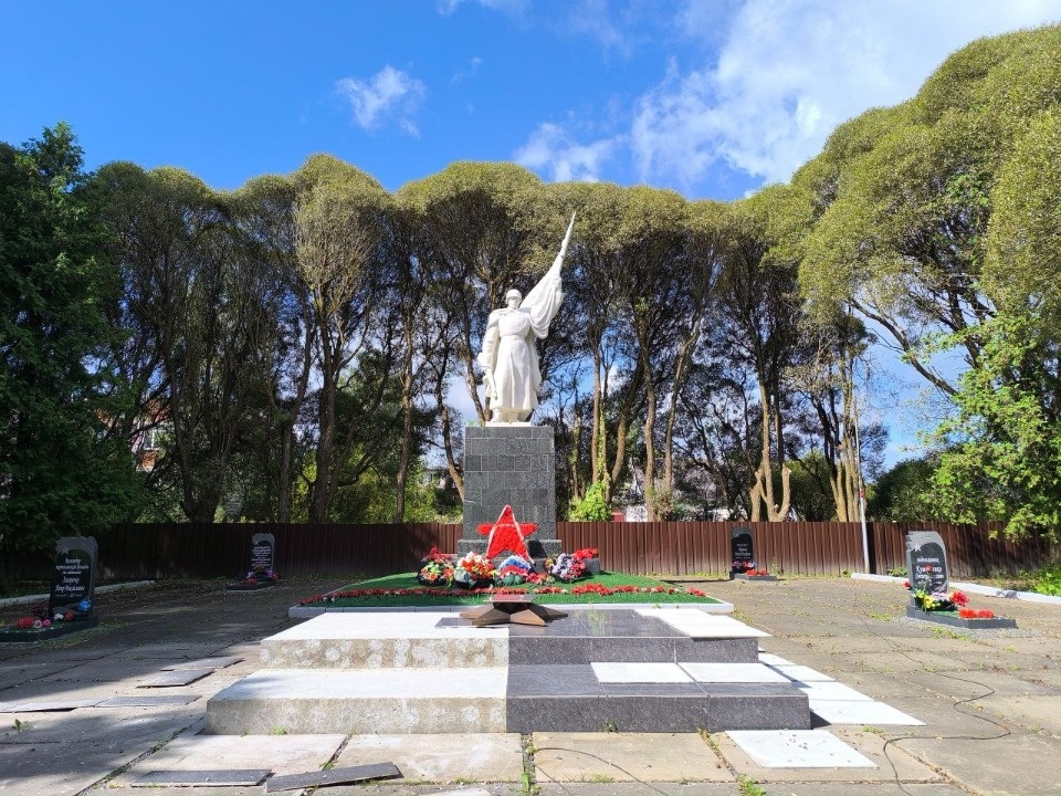 Плитку перекладывают вокруг Вечного огня на Братском захоронении в Локне