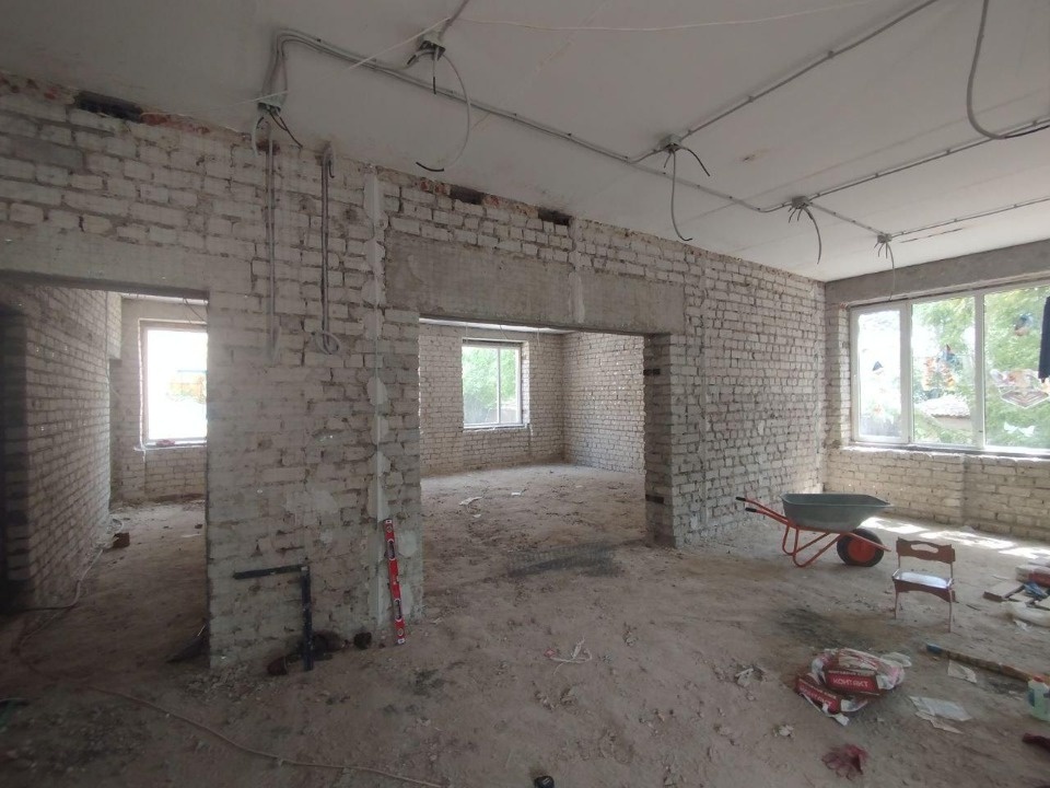 Псковские строители занимаются перепланировкой детского сада в херсонском Геническе