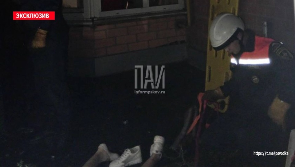 Девушка выпала из окна в Пскове 