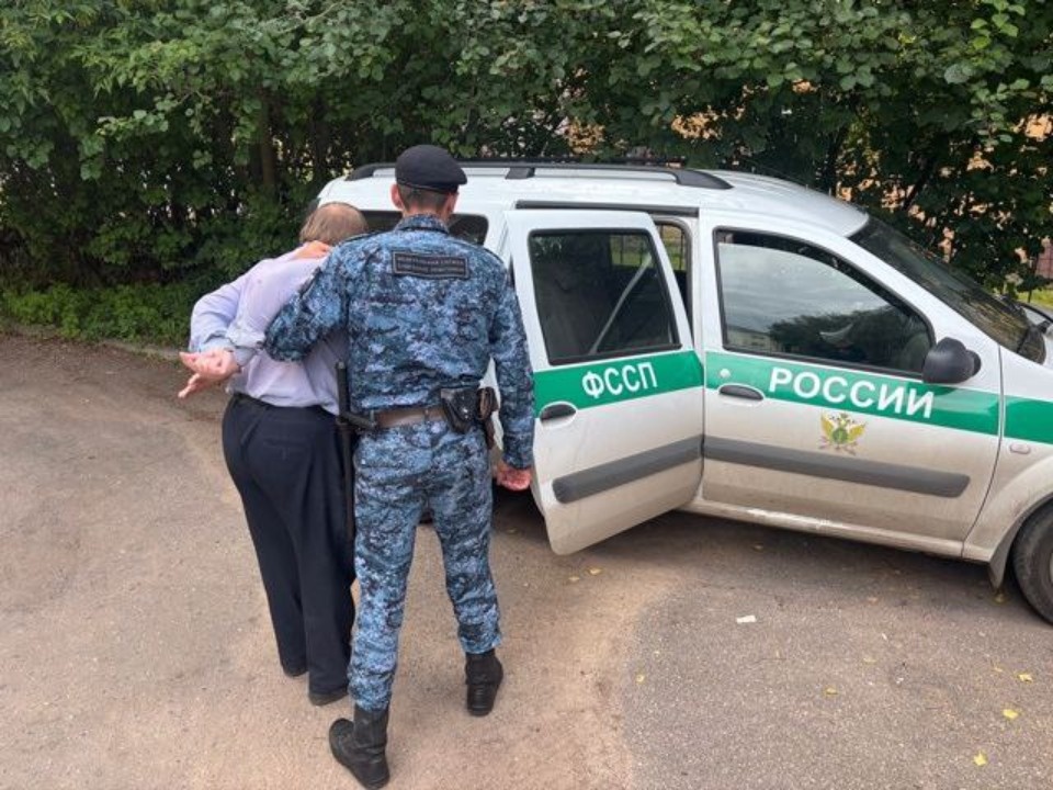 Должник попытался сбежать от судебных приставов в Великих Луках Должник попытался сбежать от судебных приставов в Великих Луках