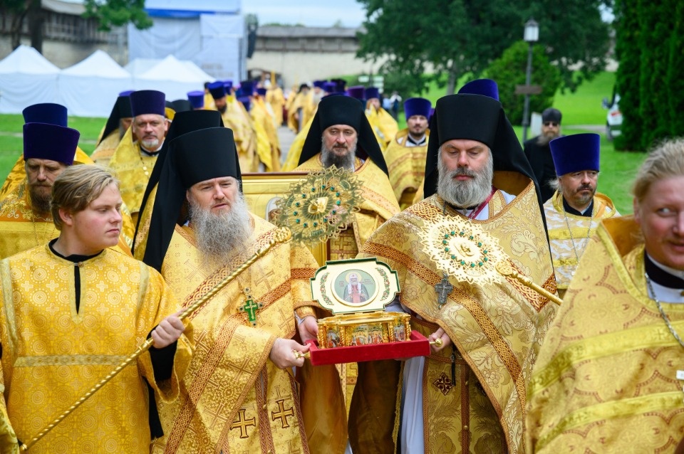 В Пскове встретили мощи патриарха Московского и всея Руси Тихона 