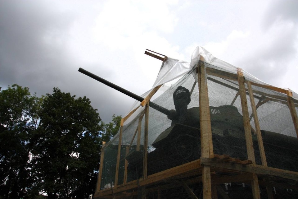 Памятник «Танк Т-34» восстанавливают на площади Героев-Десантников в Пскове 