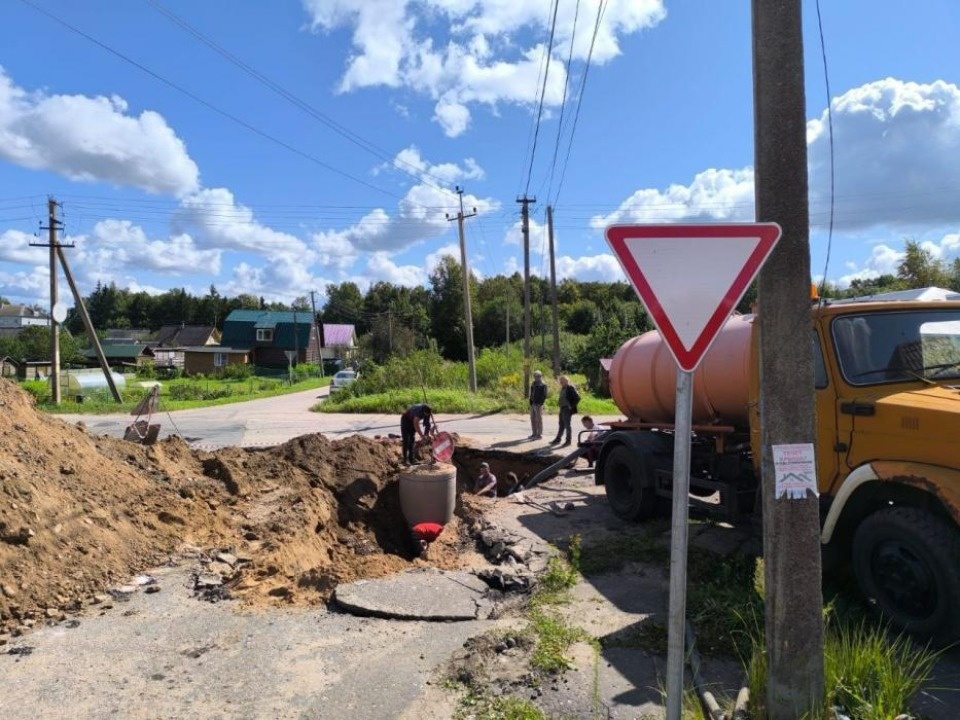 Старый водопровод меняют на улице Любы Богомоловой в Локне Старый водопровод меняют на улице Любы Богомоловой в Локне