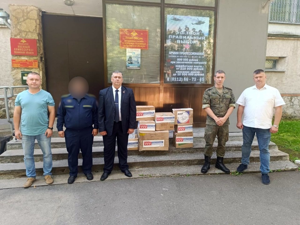 Партию гумпомощи передали профсоюзы Псковской области участникам спецоперации