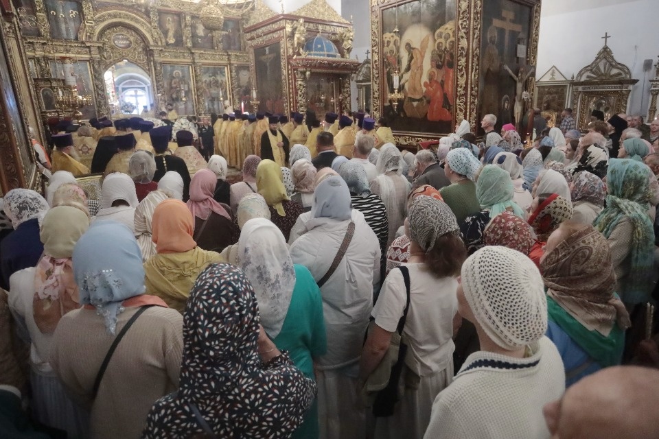 Мощам святителя Тихона поклонились порядка 9 тысяч верующих в Пскове