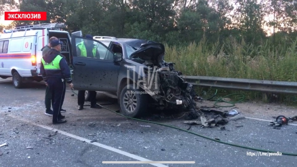 Водитель внедорожника погиб в лобовом столкновении с автобусом в Великолукском районе