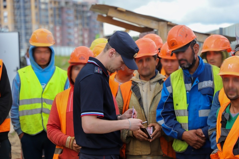 Трех нелегалов выявили полицейские на строительных объектах в Пскове