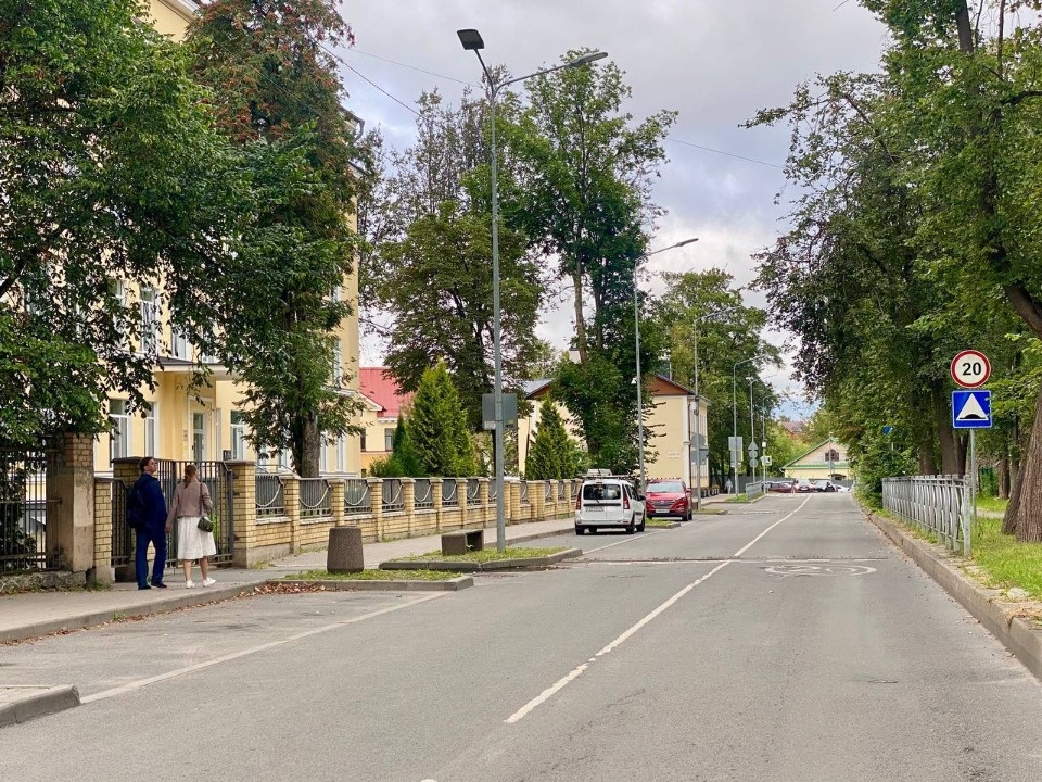 Одностороннее движение ввели на улице Свердлова в Пскове у школы №2