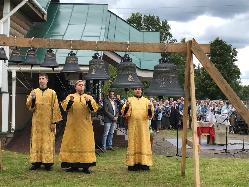 В храме Преображения Господня в Усвятах освятили новые колокола В храме Преображения Господня в Усвятах освятили новые колокола