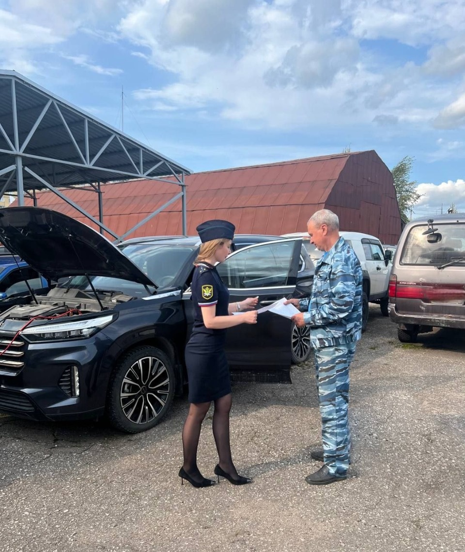 Приставы изъяли у экс-замглавы администрации Пскова Грацкого массажное кресло и автомобиль