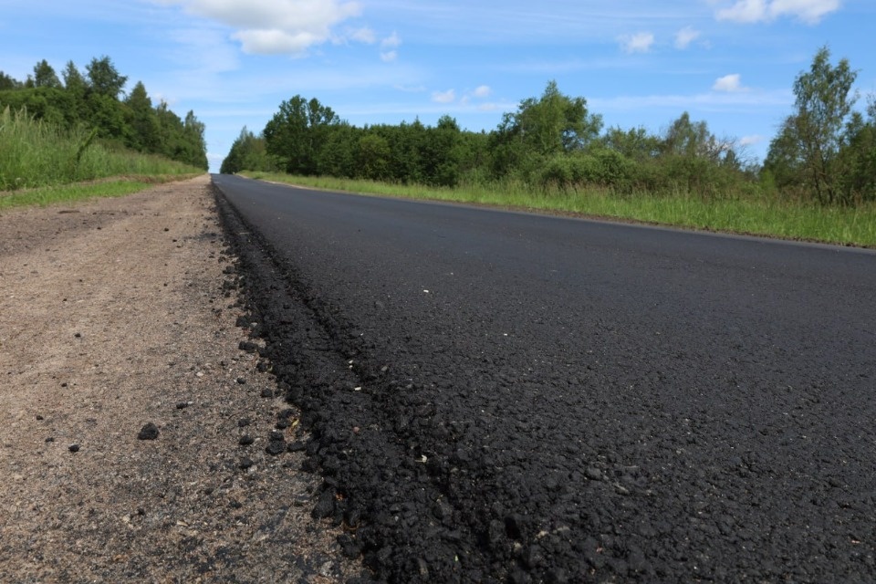 В Новоржевском районе на дороге Пушкинские Горы – Локня укладывают финальный слой асфальта