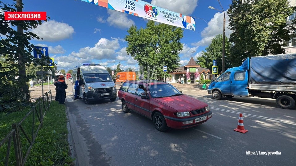 В Великих Луках автомобиль сбил девушку на пешеходном переходе