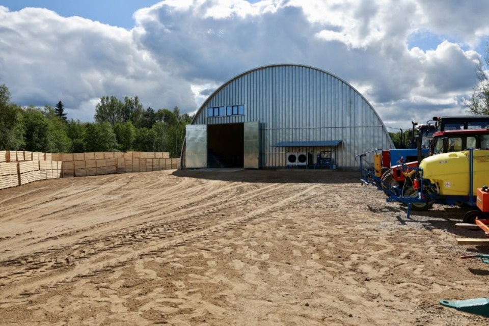 Современное хранилище яблок благодаря грантовой поддержке Псковской области открыл себежский фермер