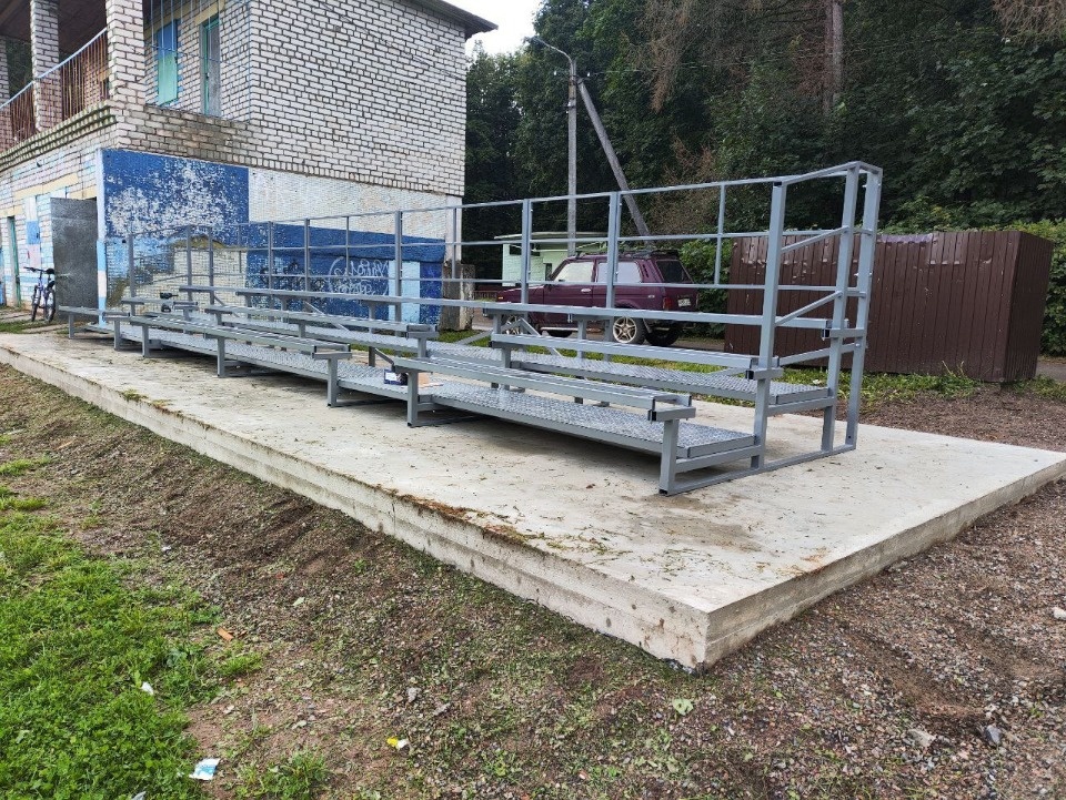 На стадион «Колос» в Локнянском районе привезли новые трибуны