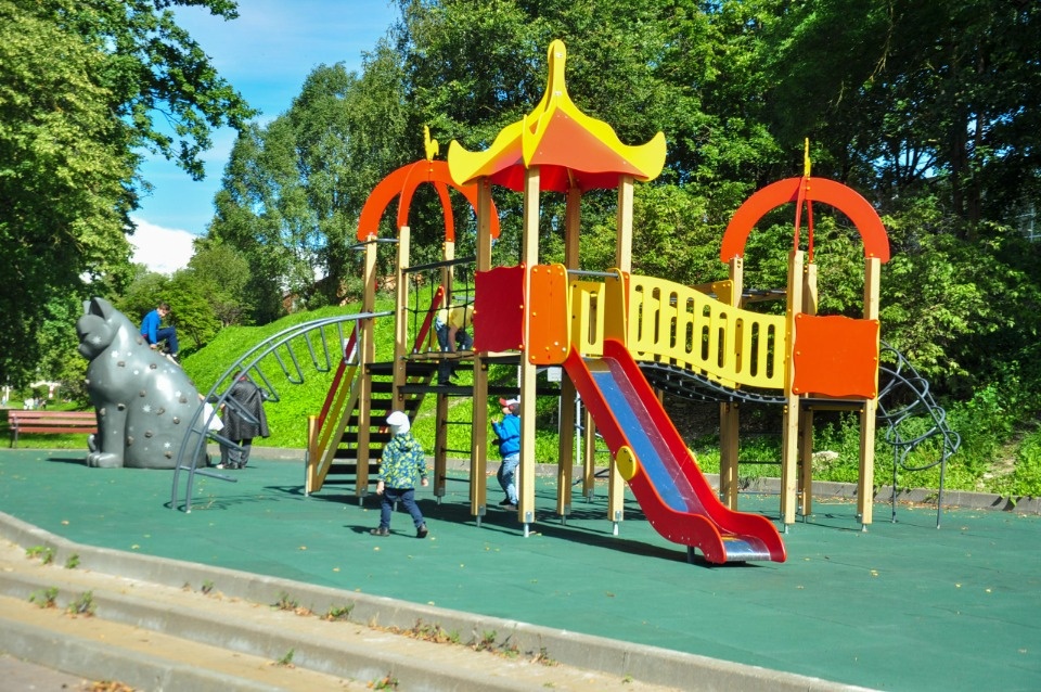 На набережной реки Великой в Пскове установили новую детскую площадку На набережной реки Великой в Пскове установили новую детскую площадку