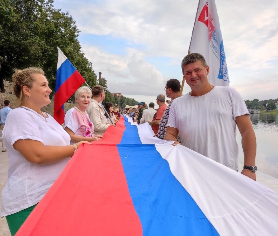 Председатель облсовпрофа поздравил псковичей с Днем флага России
