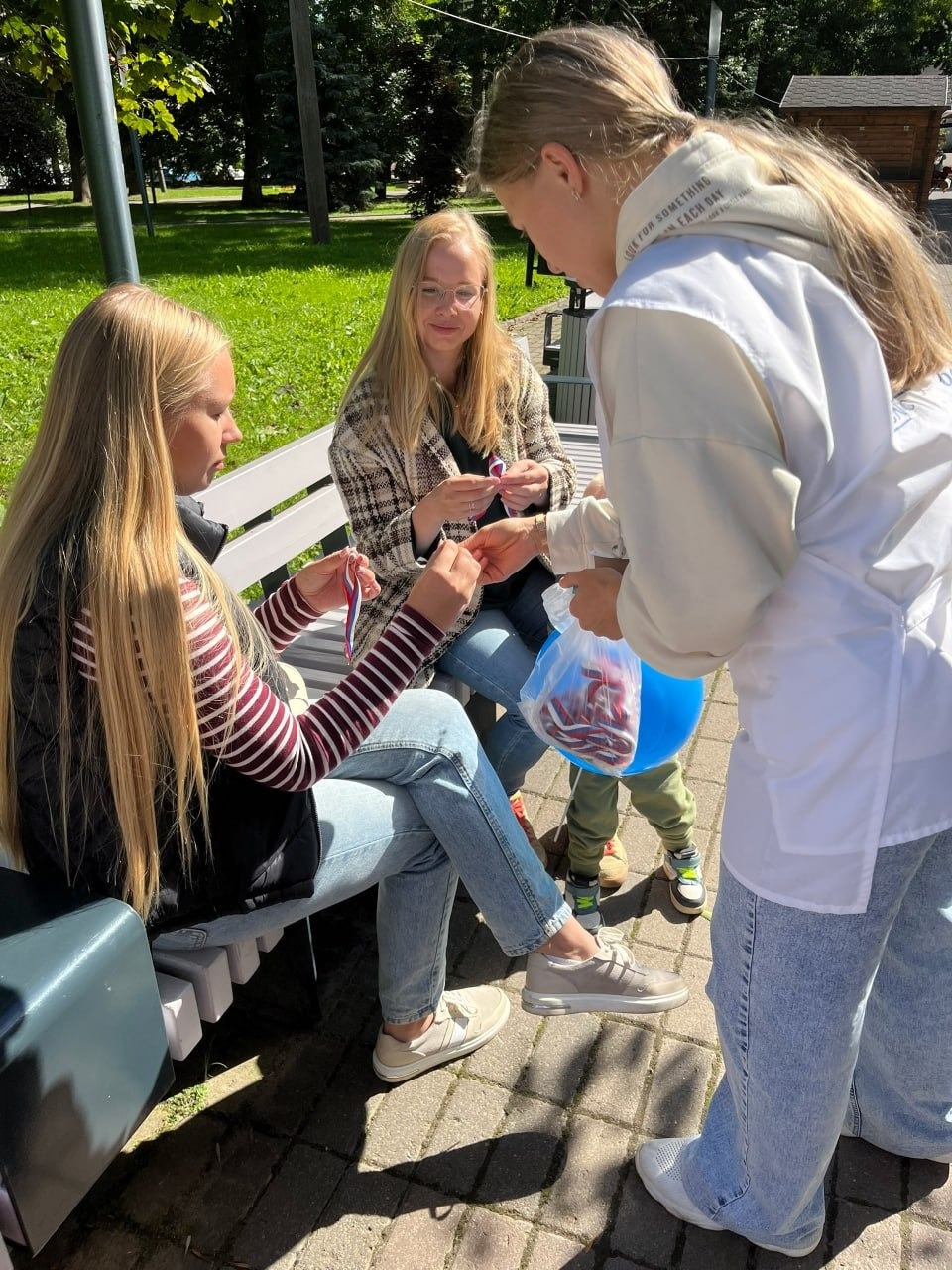 Псковские профсоюзы раздали триколор-ленты в День флага России