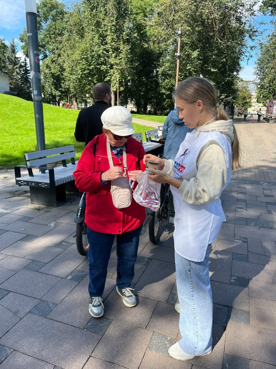 Псковские профсоюзы раздали триколор-ленты в День флага России