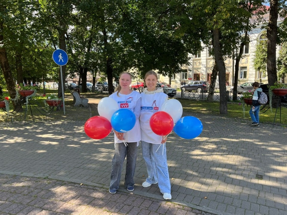 Псковские профсоюзы раздали триколор-ленты в День флага России