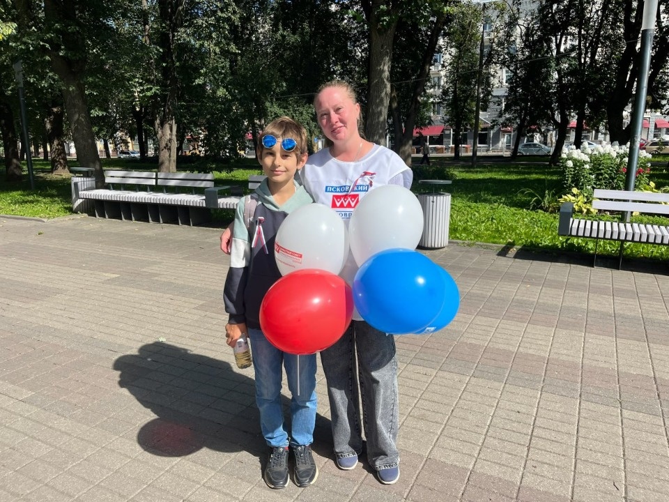 Псковские профсоюзы раздали триколор-ленты в День флага России