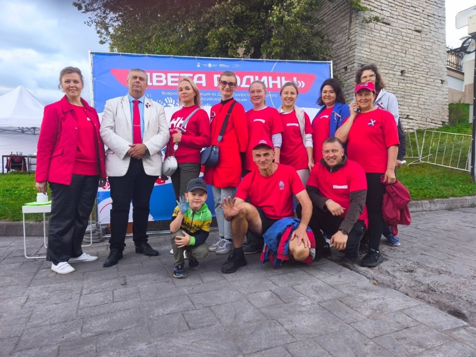 Активисты облсовпрофа стали частью флешмоба к Дню флага России в Пскове